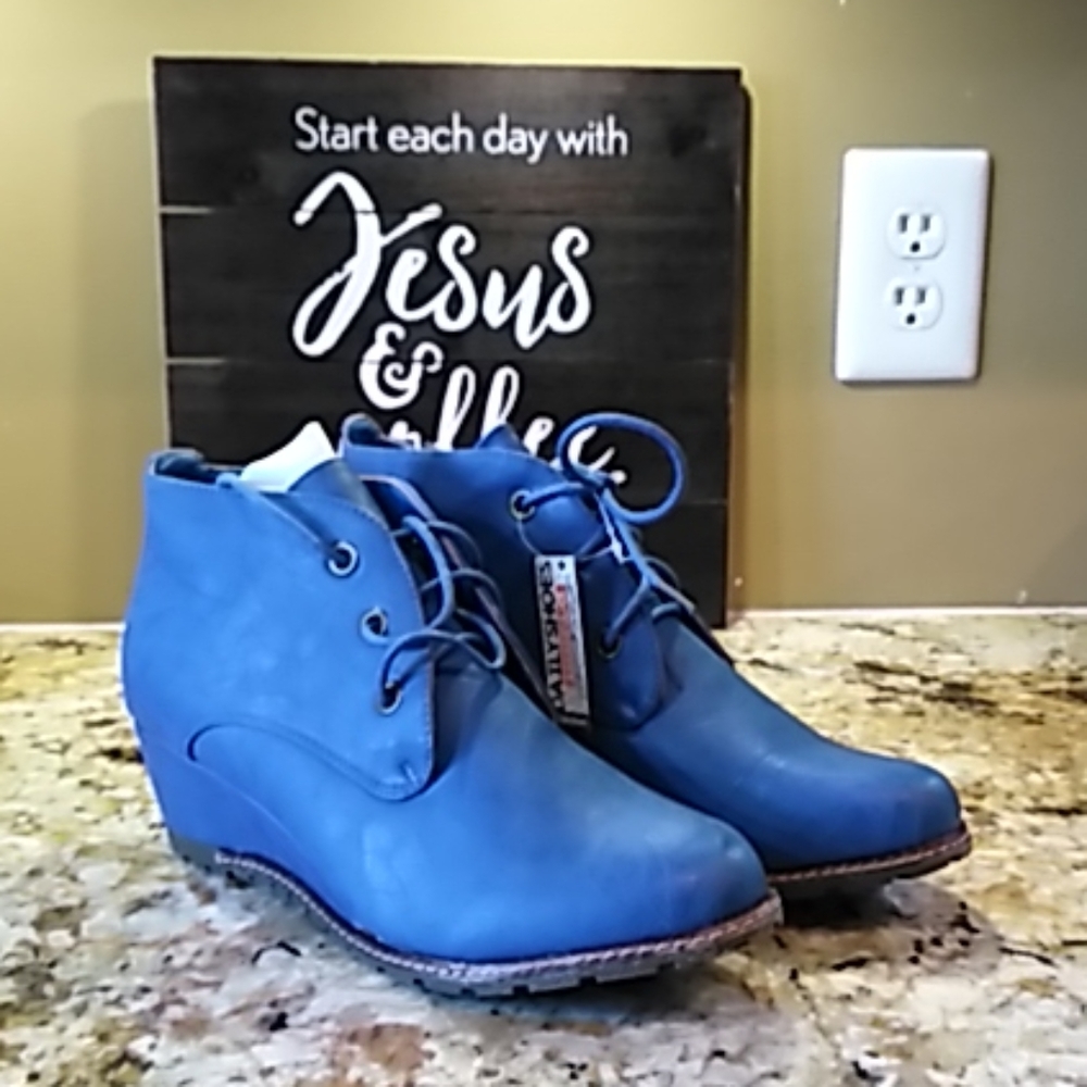 Shoes - Picture 2 of 7